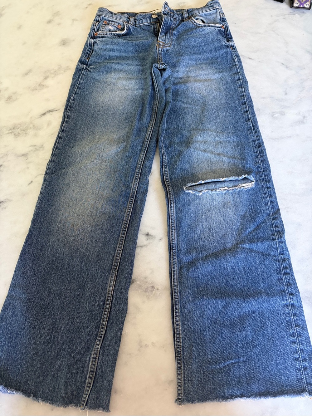 Zara mid rise straight jeans
Size 2